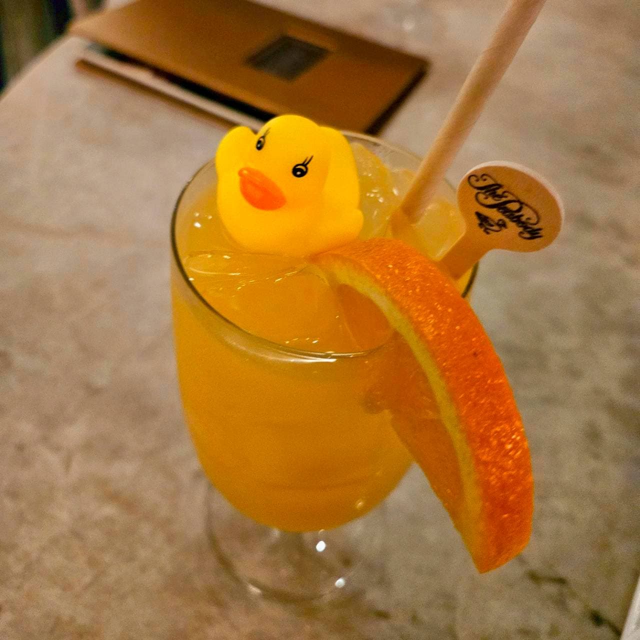 ちなみにロビーのラウンジ・バーでいただけるRubber Ducky Cocktail（15ドル＝日本円で約2,475円）にも小さいアヒルのおもちゃが浮いています。ラムベースの甘くて美味しいオレンジジュースカクテルでした。ピヨ。