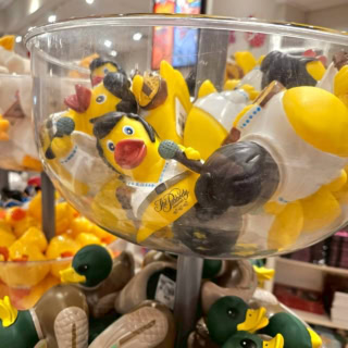 あ、さっきのエルヴィス・ダックは8.5ドル(日本円で約1,402円)。ホテル内のショップで、まあまあカオスな状態で売られています。