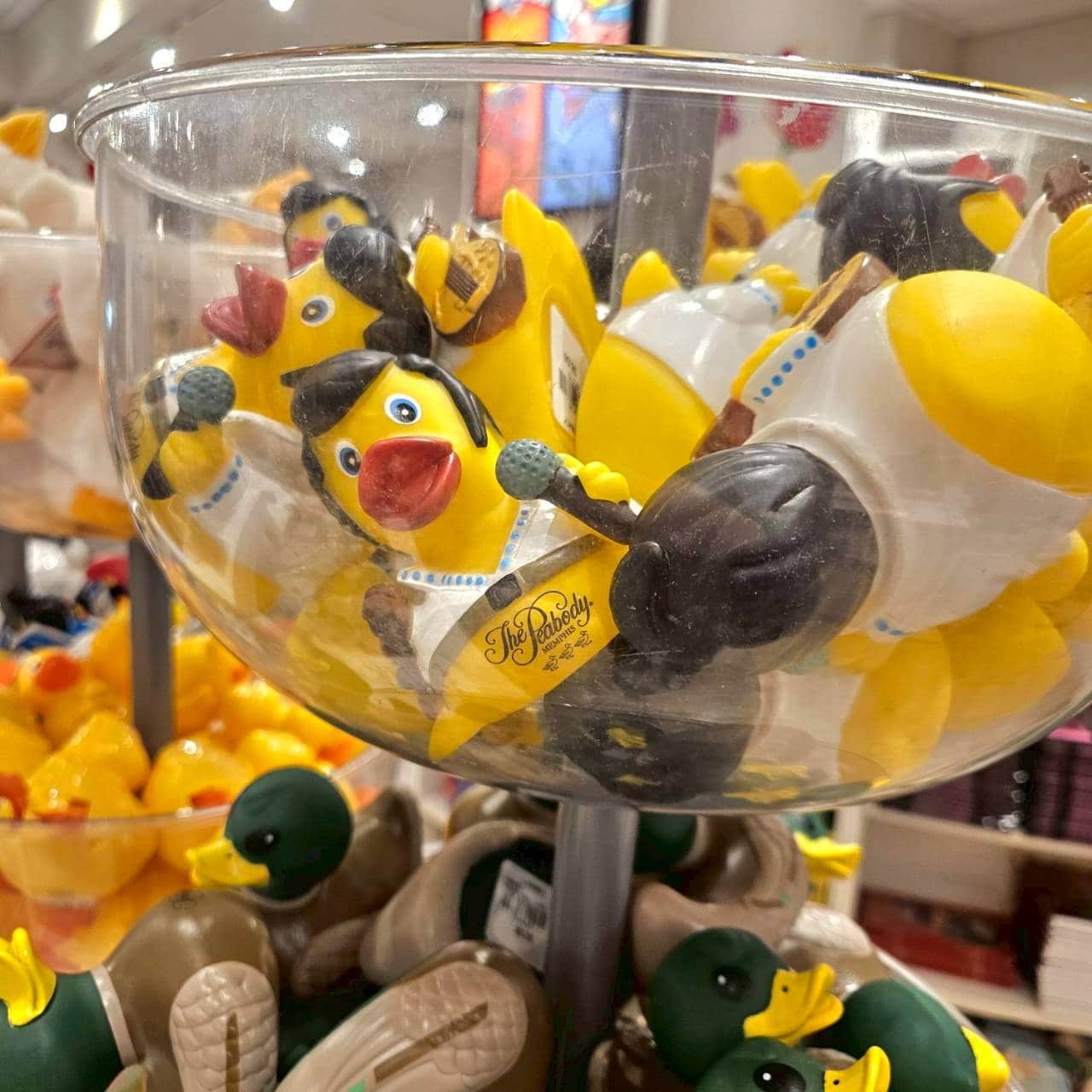 あ、さっきのエルヴィス・ダックは8.5ドル（日本円で約1,402円）。ホテル内のショップで、まあまあカオスな状態で売られています。