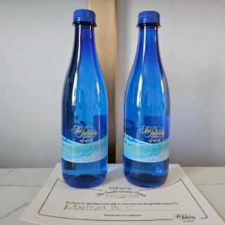 お水は1日2本。ホテル内のインテリアのアレコレに、ブルーを効果的に使っていたことも洒落てて印象的でした。