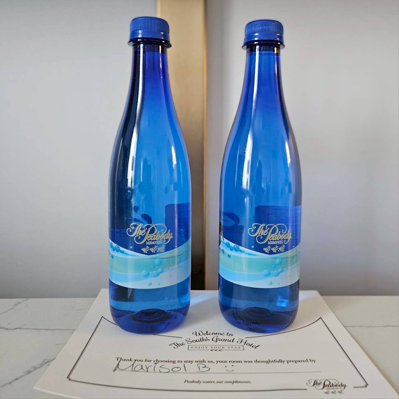 お水は1日2本。ホテル内のインテリアのアレコレに、ブルーを効果的に使っていたことも洒落てて印象的でした。