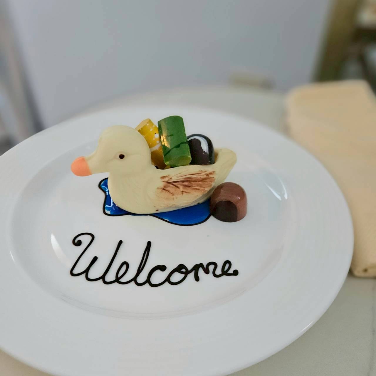今回、お部屋にはウェルカムフードとしてチョコレートが。ここにもアヒルがいるー！ チョコ美味しかったです。全部食べました。