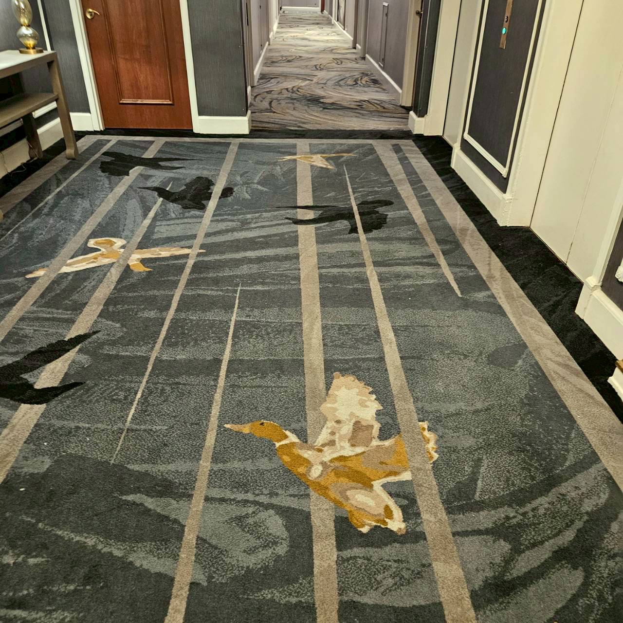 ホテルの廊下のじゅうたんももちろんダックが羽ばたいています。