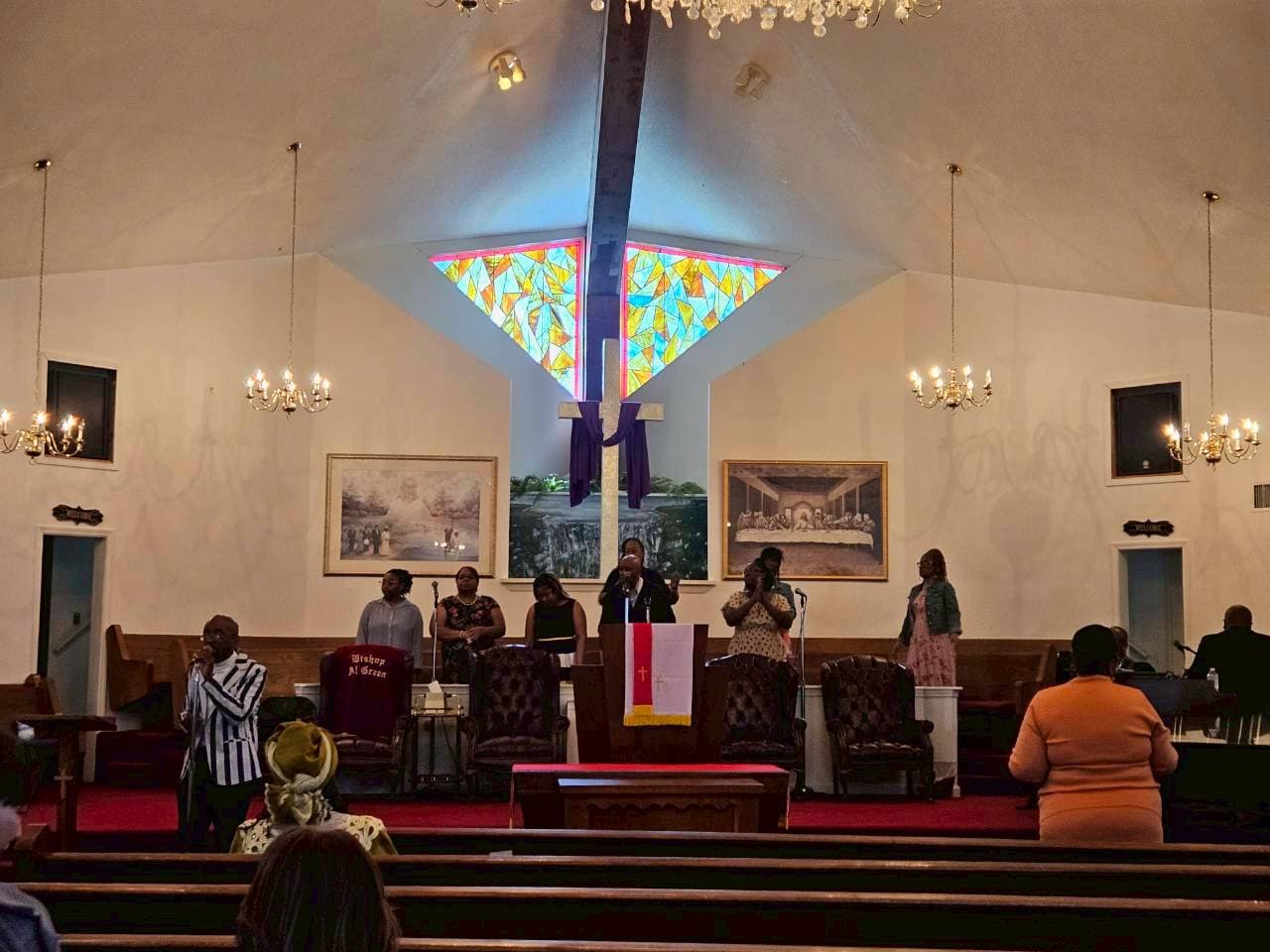 【Full Gospel Tabernacle Church】聖歌隊の皆さまの演奏の様子。センターの白地の布がかかっているところが、アル・グリーン先生がお出ましになった際の定位置です。