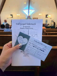 【Full Gospel Tabernacle Church】ちなみに、式次第とともに小さな封筒が配られるのでここには献金を入れてお渡ししましょう。金額は各人の自由ですが、私はミニライブを観たんだ、と思うそれなりの額にしました。こういうの、さすがにタダ聴きはやめましょうね。最後、アル・グリーンの目の前まで持っていけば「どこから来たんだ」などと会話が生まれることもあるそうですが、時間の問題&勇気がなくて私は入口にいるセキュリティの紳士にお渡ししました。