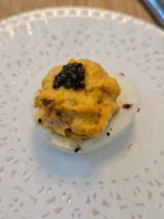 【Felicia Suzanne's】燻製卵とキャビアが第一のコース! 10個食べられそうです私コレ。