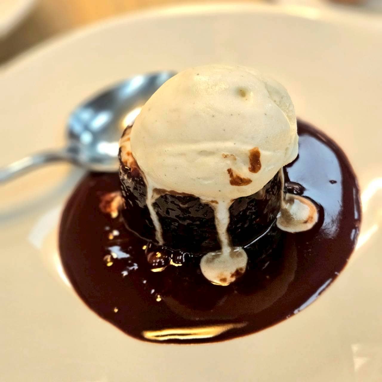 【Felicia Suzanne's】ベイクトファッジという、甘いねっとりしたケーキに甘いチョコレートがかかった挙句アイスクリームまで乗せてくれました。脳に来る甘さでこれもアメリカを感じました。うまーい！