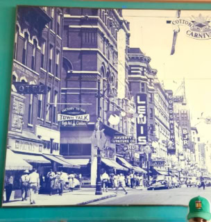 【The Arcade Restaurant】1919年創業。お店はサウス・メイン・ストリート沿いにあり、昔の通りの写真も店内に飾られています。現在のお店はもともとあったお店を拡張して広くなっているんですって。日曜の朝からとても混んでいましたよ。
