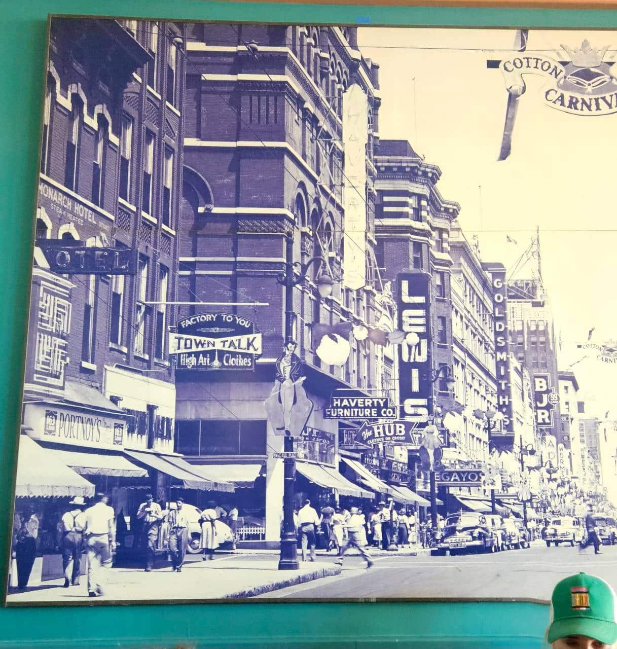 【The Arcade Restaurant】1919年創業。お店はサウス・メイン・ストリート沿いにあり、昔の通りの写真も店内に飾られています。現在のお店はもともとあったお店を拡張して広くなっているんですって。日曜の朝からとても混んでいましたよ。
