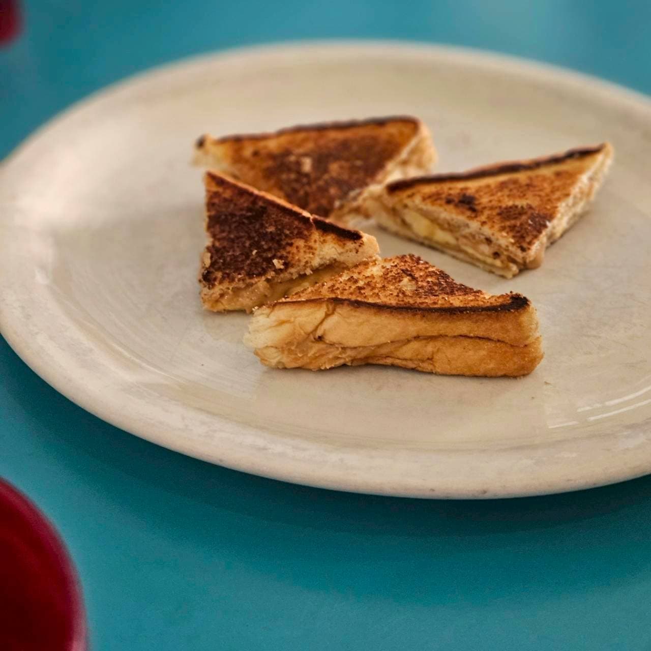 【The Arcade Restaurant】きたきた!こちらがFRIED PEANUT BUTTER N’ BANANA SANDWICHES、11.25ドル(日本円で約1,856円)。ベーコンを1.5ドルで追加できるそうです。あれ、そんなに量は多くないよ、高カロリーアイテムって聞いてたけど拍子抜け。と思ったら……!