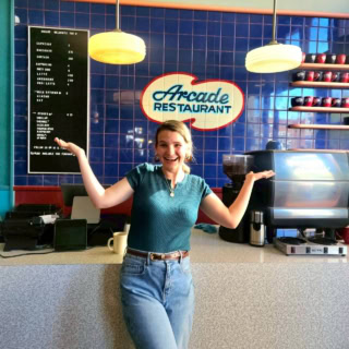 【The Arcade Restaurant】ちなみにすでに5代目をお産みになった4代目の奥様、ケルシーさん。オススメの朝ごはんを選んでくれた恩人です。チャーミングな方でした♡