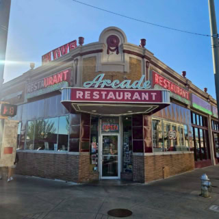 【The Arcade Restaurant】 7:00~15:00 年中無休のようですが、実態は公式SNSなどでご確認ください。日曜の朝、私たちは徒歩で向かいましたが、少人数で伺うならUberなどを活用しましょう。