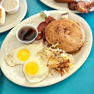【The Arcade Restaurant】そしておいものパンケーキ(PANCAKES)は12.5ドル(日本円で約2,062円)。ハワイやL.A、他ヨーロッパの最近の旅行情報をきいていても、2,000円台で朝ごはんをマトモに食べられる例って見たことがないので本当に物価が優しいかも、メンフィス。ご覧の通りの内容で、メープルシロップがた~っぷりついており、ジャムやホイップクリームなどはそれぞれちょこっと追加料金払えば盛れます。
