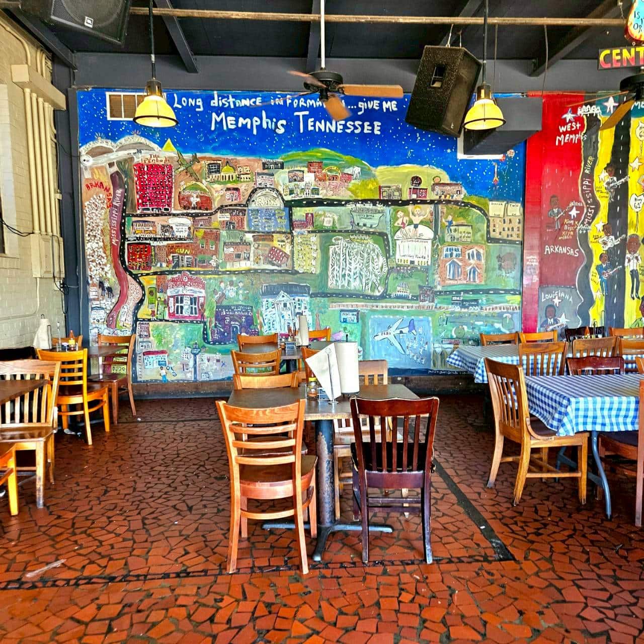 【Central BBQ】名店らしく、テラス席の一面は地元の地図のアートが。