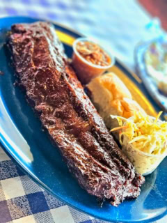 【Central BBQ】じゃじゃーん。こちらがウェット(スパイスの入った液体のソースを塗って焼くバージョン)のバーベキューリブセットは、フルサイズ36.75ドル(日本円で約6,063円)で、コールスローやビーンズなどのサイドメニュー2種とパンがセット。ほんのり甘いパンも美味しいけど、コールスローサラダと肉の相性のよさにびっくり