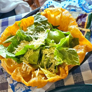 【Central BBQ】野菜不足を危惧して取材チームが頼んだシーザーサラダも、レタスよりチーズや器のパリパリした春巻きの皮を揚げたようなやつの分量のほうが多い気がする。さすがアメリカ、「俺に野菜は要らない」とでも言っているかのようです。