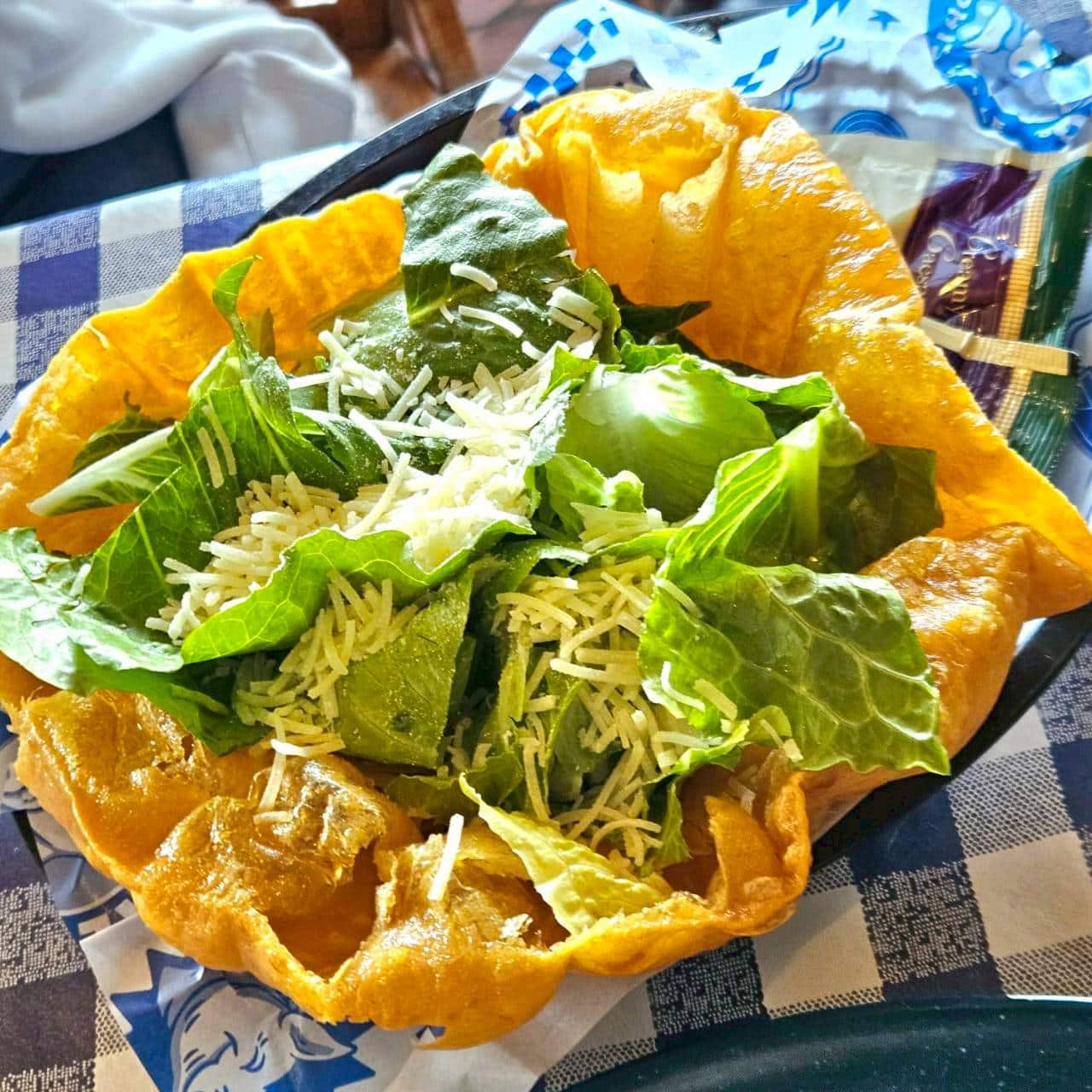 【Central BBQ】野菜不足を危惧して取材チームが頼んだシーザーサラダも、レタスよりチーズや器のパリパリした春巻きの皮を揚げたようなやつの分量のほうが多い気がする。さすがアメリカ、「俺に野菜は要らない」とでも言っているかのようです。