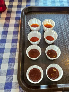 【Central BBQ】手前の4つがマイルド、その隣がビネガー、奥がスパイシー。ビネガーソースもちゃんと甘味がありますよ。
