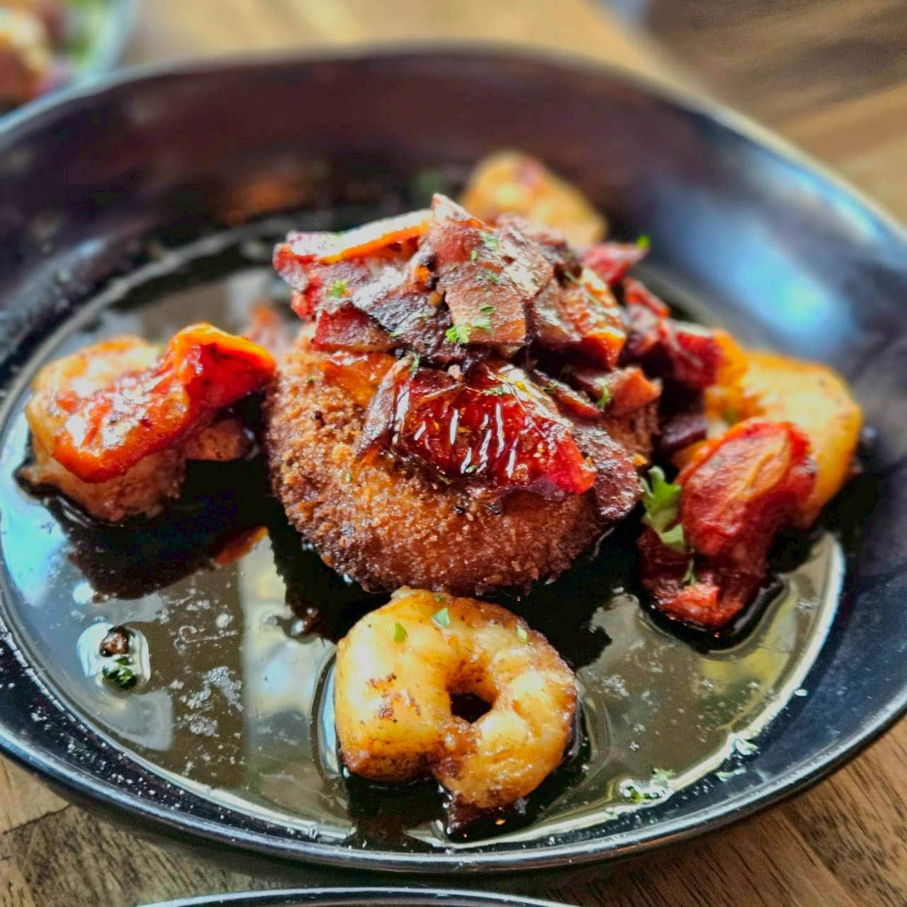 【Tonica Downtown】シュリンプ・アンド・グリッツ(shrimp ‘n’ grits)はアメリカ南東部発祥の伝統的な料理で、本来は粗挽きのトウモロコシ粉を煮たお粥状の「グリッツ」の上に、炒めたエビを乗せたもの。トニカではコーングリッツをコロッケみたいに揚げてありました。新鮮! こちらで25ドル(日本円で約4,125円)。