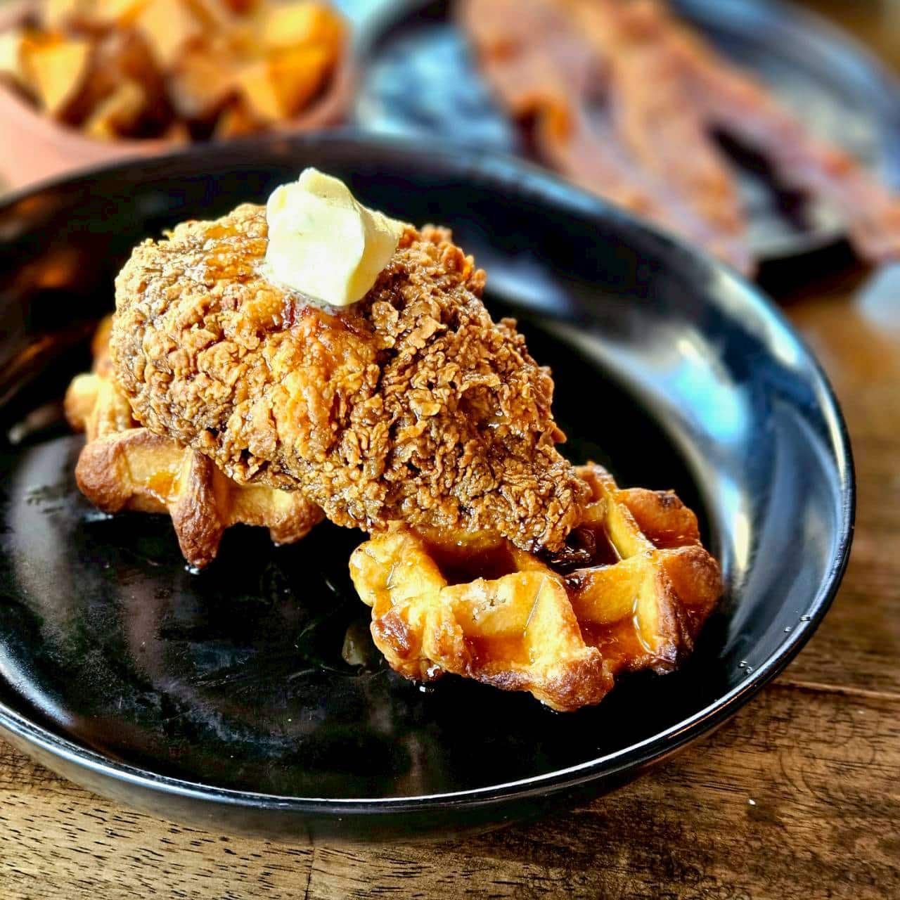 【Tonica Downtown】こちらも南部の定番、チキン&ワッフル。メープルシロップとバターがすでに乗っておりますが、盛り付けもちょっとお上品。18ドル(日本円で約2,970円)。