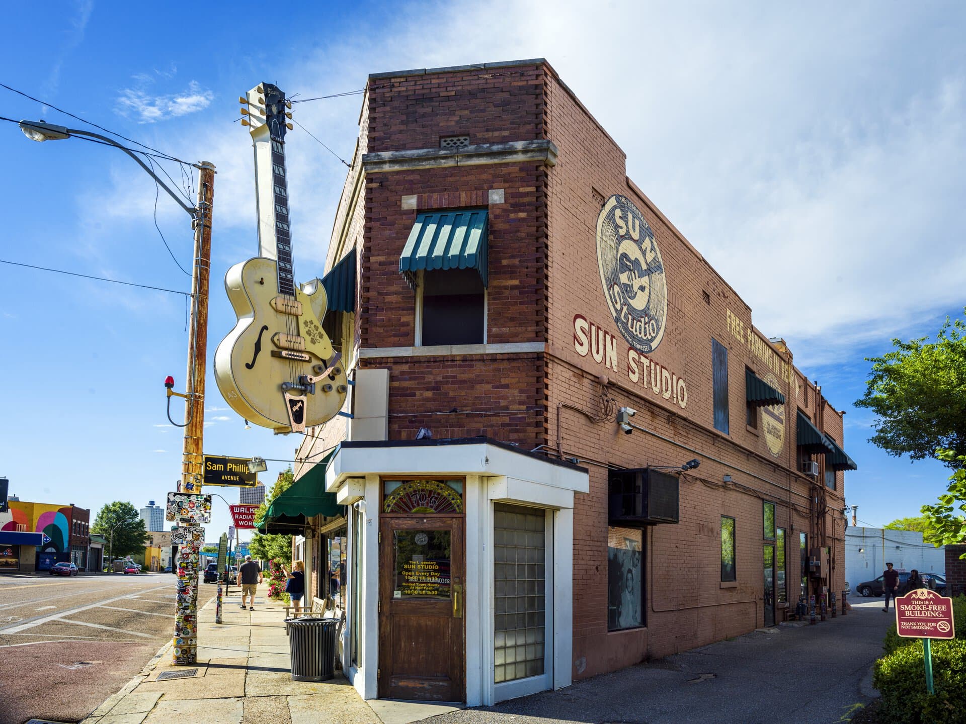 【Sun Studio】見学ツアーのチケットは20ドル。ツアーの予約は先着順。 年中無休、ツアーの開始時間は毎日10:30、11:30、12:30、13:30、14:30、15:30、16:30。 5 歳未満のお子様はガイド付きツアーに参加できません。 メンフィス中心街からは徒歩はちょっと無理な距離です。Uberなどを利用しましょう。