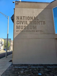 【National Civil Rights Museum】訪れた日は悲しいほど晴れ渡っていました。いつまでもキング牧師の遺志を支持できる人間で居たいと思います。
