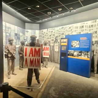 【National Civil Rights Museum】『I AM A MAN』=私は人間だ、私を人間として扱え、という意味のプラカードを下げて黒人の清掃員たちがストライキを行ったのは1968年のこと。