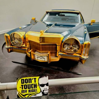 アイザック・ヘイズの愛車キャデラックがゆっくり旋回しながら展示されています。ド派手～！触るなよ、俺のクルマだ、とおっしゃっているのでしょうか。似合うわね～、このギラギラ感。