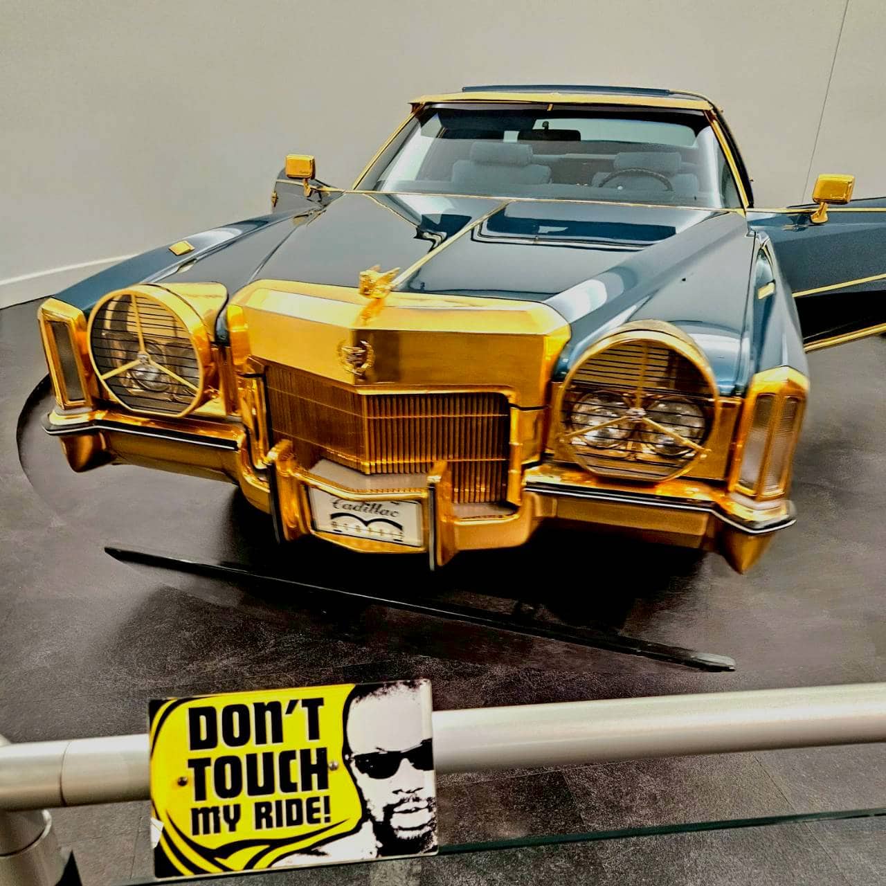 アイザック・ヘイズの愛車キャデラックがゆっくり旋回しながら展示されています。ド派手～！触るなよ、俺のクルマだ、とおっしゃっているのでしょうか。似合うわね～、このギラギラ感。