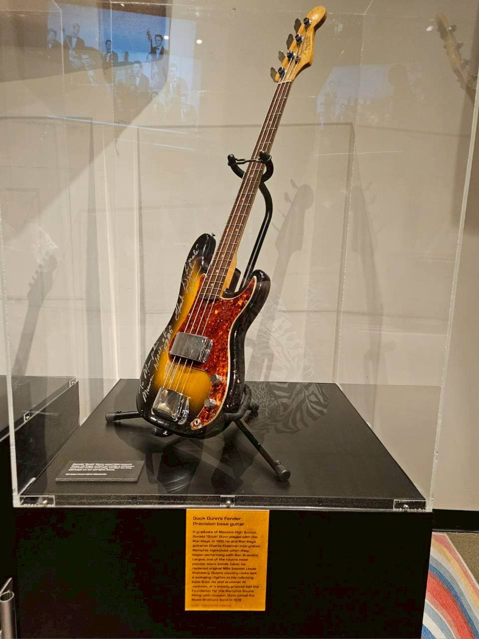 名ベーシスト、ドナルド・ダック・ダンの愛機プレシジョンベースギターも展示！