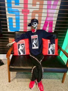 おみやげコーナーの入口にあったソファ。おそろいのTシャツを着ている私は当然座って写真撮ったよね。