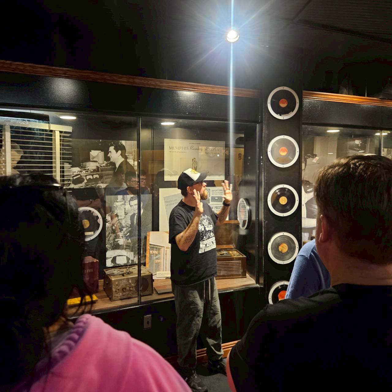 【Sun Studio】終始楽しいムードですが真顔でペラペラとお話されています。