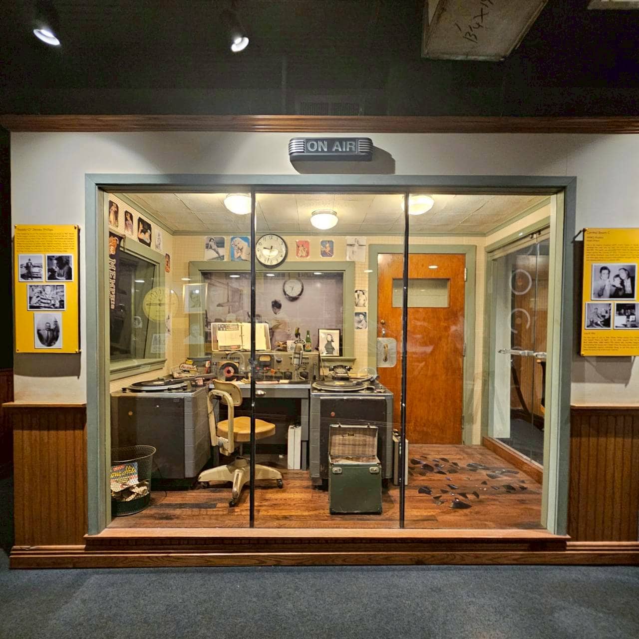 【Sun Studio】1953年から1959年までラジオ放送されていたWHBQスタジオを、廃墟から発掘してきてサンスタジオの2階に2014年に持ってきたんですって。やることのスケールがデカいですよね、アメリカって。これは1954年7月8日、DJデューイ・フィリップスがエルヴィス・プレスリーのデビュー曲『That's All Right』を初オンエアし、爆発的ヒットのきっかけとなった伝説のスタジオです。『That's All Right』が録音されたのはもちろん……サン・スタジオの地下！