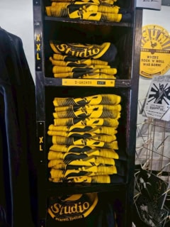 【Sun Studio】黄色いレコードのマークがサン・スタジオのシンボル。Tシャツは1枚22ドル(日本円で約3,630円)と、昨今、ちょこちょこ海外の観光地でおみやげ事情を勝手にリサーチしているのですが、その中ではずいぶん良心的な価格だな~と感じました。