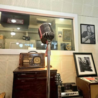 【Sun Studio】地下1階のスタジオにあるエルヴィス・マイクの位置で写真を撮ることも可能。同じ場所でエルヴィスが『That's All Right』を歌って録ったっていうんだから、ファンの方にはたまらないですね。