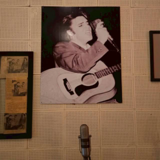 【Sun Studio】個人的にはエルヴィスの活躍の後に隆盛したソウルミュージックが好きなのでそこまでハシャげないのですが、うちの親なんかはリアルタイムでエルヴィスにキャー!って言ってた世代。1950年とか60年代に世界中にファンがいた、って、相当スゴイことですよねえ。