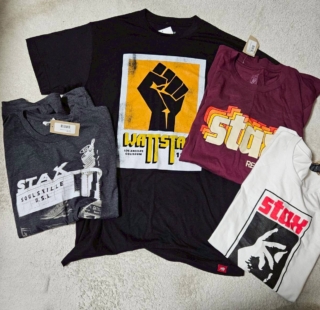 【Stax Museum of American Soul Music】「スタックスのロゴTシャツ着て行って、スタックスのロゴTシャツを爆買いする」のが夢でした。だいたいどれも20ドルから25ドルくらいの間。価格がホントに良心的です。
