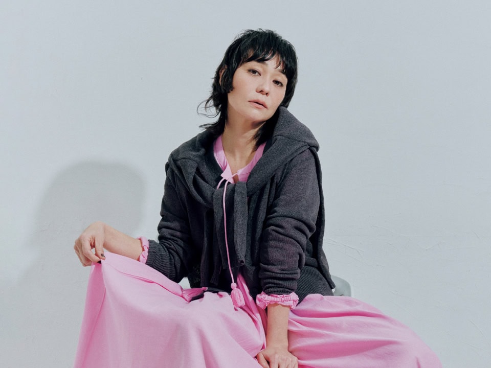 春は【レイヤードスタイル】!同色トップスの「肩掛け」がこの時期、奥行きが出て超洒落ます