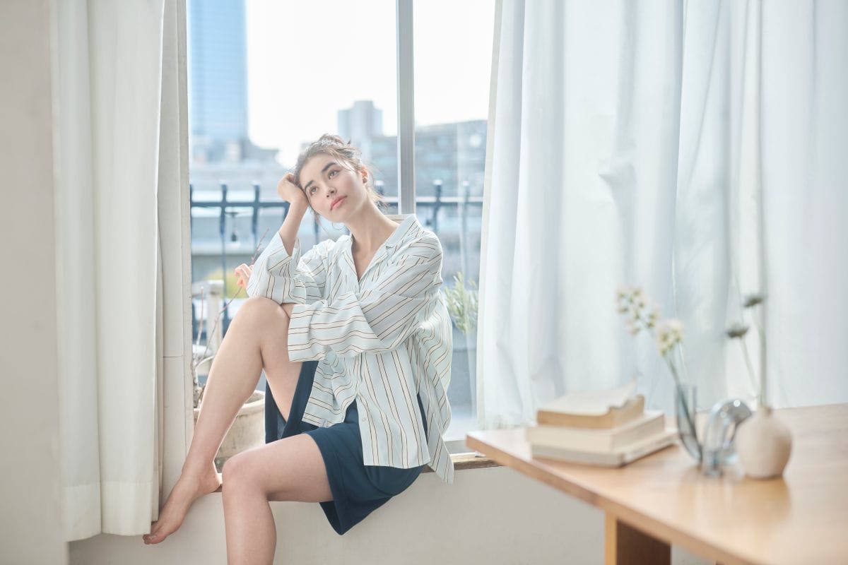 ストライプのロングスリーブにショートパンツを合わせたスタイル。自由に組み合わせを楽しめるのもいい。