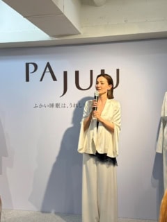 デザイナーのイエガー千代乃・アンさん。首からデコルテまわりがキレイに見えるようなシルエットづくりなど、細部のディテールにこだわり、女性の美しさを引き出すデザインに仕上げたそう。