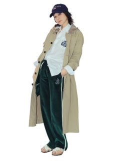 ステンカラーコート¥220,000（オブリオ）、シャツ¥46,200、ベロアジャケット¥62,700、ベロアパンツ¥53,900、キャップ¥16,500※全て参考価格（全てスポーティー&リッチ／ザ・ウォール ショールーム）、サンダル¥20,900（ビルケンシュトック／ビルケンシュトック・ジャパン カスタマーサービス）