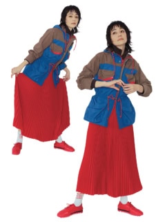 マウンテンパーカ¥209,000、トラックジャケット¥132,000（共にマディソンブルー）、スカート¥39,600（ハイク）、シューズ¥81,400（ビューティフル シューズ×ハイク／共にボウルズ）、ソックス¥3,850（ビズスケートボード／サードマガジン）