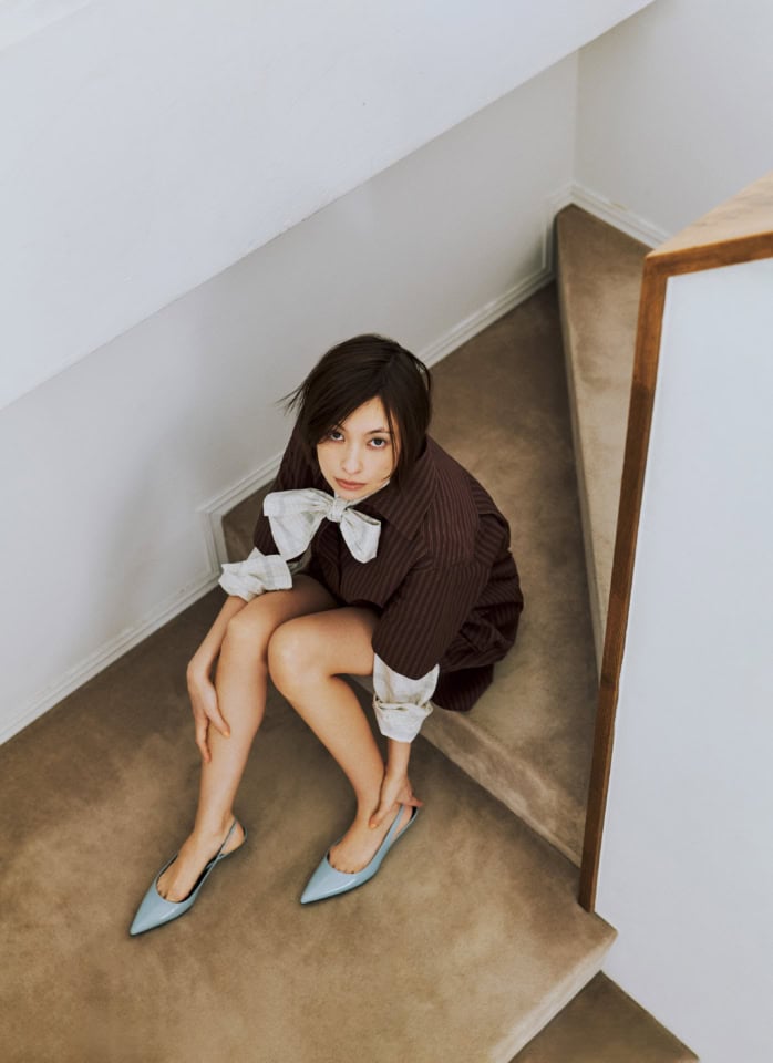 ネクタイ風に蝶ネクタイ…トレンド【ボウタイシャツ】は今季大豊作。40代に似合うのはコレ!