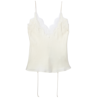 「背面までぐるりとレースが施されたキャミは、ボーイズライクなショーツと合わせたい」キャミソール¥74,800（ローエ／ビオトープ）