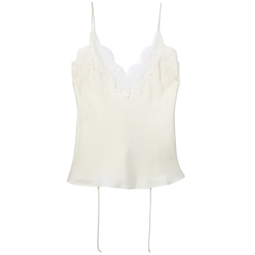 「背面までぐるりとレースが施されたキャミは、ボーイズライクなショーツと合わせたい」キャミソール¥74,800（ローエ／ビオトープ）