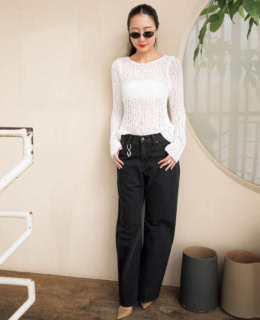 パンツ¥17,600（リーバイス※ビオトープ別注）、ニット¥29,700※4月上旬発売予定、インナー¥14,300（共にヨー ビオトープ）、サングラス¥70,070（ジャックムス）、ピアス¥46,200（バイ パライア）、ウエストに着けたキーリング¥75,680（カレワラ／全てビオトープ）、ジャンヴィト ロッシのシューズは本人私物