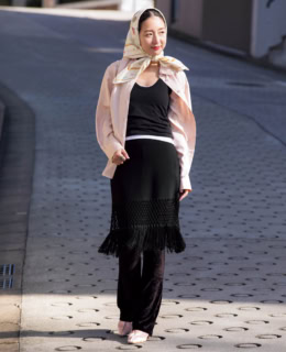 シャツ¥99,000（ローエ）、タンクトップ¥5,940※2枚セット（ヘインズ フォー ビオトープ）、バッグ¥126,500（フェイン）、リング¥47,300（※ヴィンテージ／全てビオトープ）、ヨー ビオトープのパンツ、エンポリオ アルマーニのヴィンテージスカート、シュプリーム×オーレルシュミットのスカーフ、アバウト アリアンヌのシューズは全て本人私物