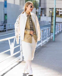 ジャケット¥64,900（アレクサ スターク フォー シティショップ）、スカート¥57,200（トーガ プルラ／共にシティショップ 渋谷店）、ヴィンテージのシャツとネクタイ、ブランのサングラス、ララガンのピアス、ファンシー フォー ロンハーマン キッズのストーン付きネックレス、カタクリコとゾエ・モーのリング、シモーネワイルドのタイツ、ボッテガ・ヴェネタのシューズ、その他は全て本人私物