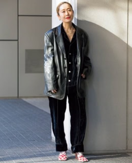 レザーブルゾン¥141,900（ルーシー ハーン フォー シティショップ）、セットアップ¥69,300（リバーサイド ツール アンド ダイ／共にシティショップ 渋谷店）、ララガンのピアス、ファンシー フォー ロンハーマン キッズのストーン付きネックレス、ババコのソックス、ボッテガ・ヴェネタのシューズ、その他は全て本人私物