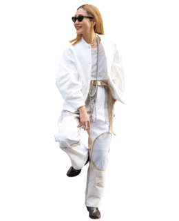 「パンツは1本1本表情が異なるんです」ジャケット¥39,600（シーオール フォー シティショップ）、パンツ¥176,000（ワイルドルーツ フォー シティショップ／共にシティショップ 渋谷店）、フルーツオブザルームのTシャツ、ララガンのピアス、ブランのサングラス、カタクリコとゾエ・モーのリング、ファンシー フォー ロンハーマン キッズのネックレス、ケネス ジェイレーンのパールネックレス、ヴィンテージのベルトとウエスタンブーツは全て本人私物